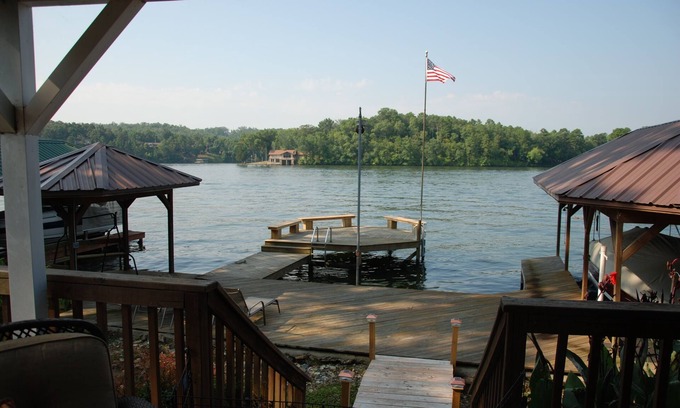 Piney House | Lake Hamilton Lakefront! Main Channel Large Decks & Boat Dock! Spectacular View!