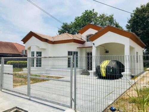 Sungai Pelek House | Lake House Angsana 88