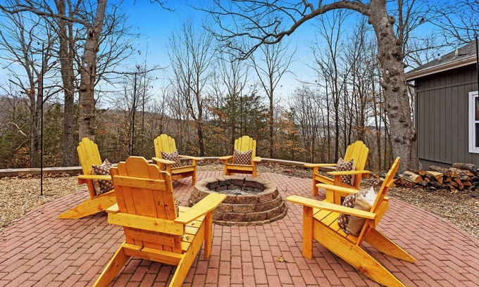 Warsaw House | Lake House on Truman Lake|Sleeps10|Fire Pit Arcade