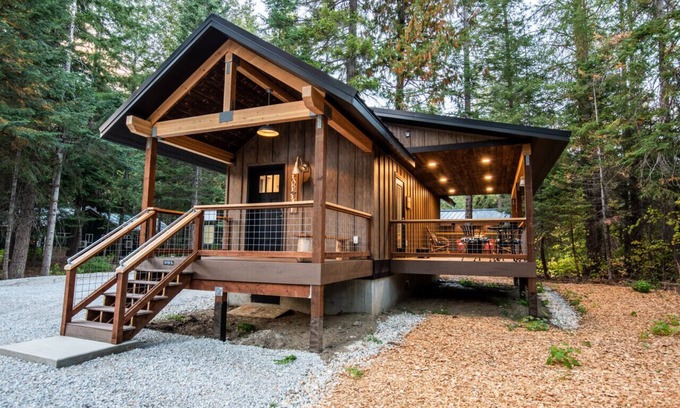Leavenworth Apartment | `Lake House` tiny cabin near Lake Wenatchee with HOT TUB