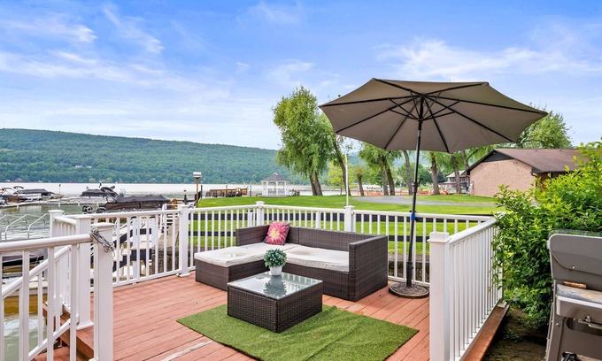 Hammondsport House | Lake House | Walking Distance to Town | Sleeps 10