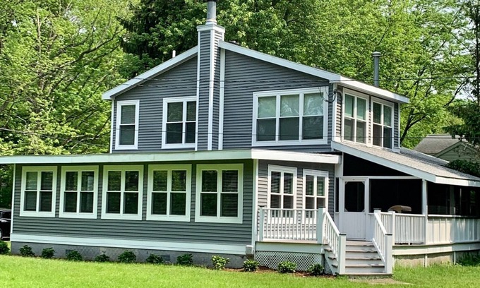 Union Pier House | Lake Michigan Beach Is Across Street, 6 Person Hot Tub, Fire Pit, New Bathrooms
