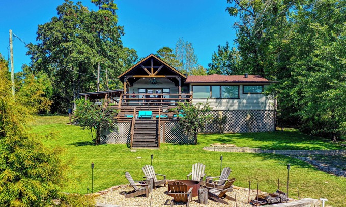 Jefferson House | Lake O' the Pines Home w/Fire Pit in Jefferson!
