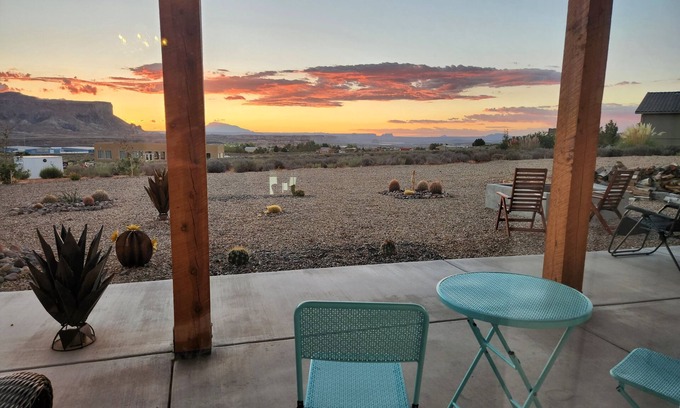 Big Water Villa | Lake Powell Sunrise Villa by Antelope Canyon - Firepit, Stargazing & Scenic View