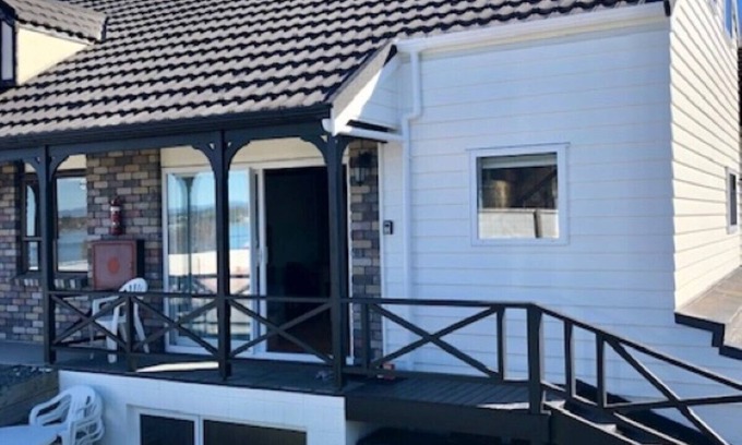 Taupo House | Lake Taupo Views - lake front location
