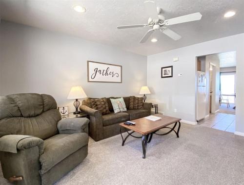 Harbor Village House | Lake View Condo 890 3