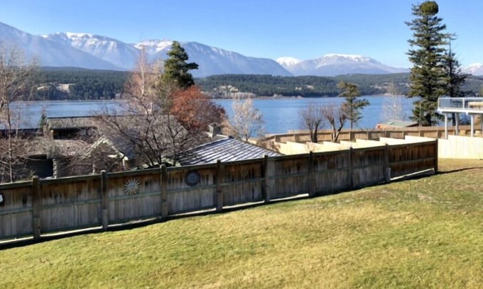 East Kootenay House | Lake View House - Steps Away From Windermere Beach