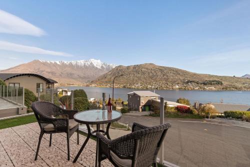Frankton House | Lake Views on De La Mare Place, 3 BDR, Free Wi-Fi & Parking