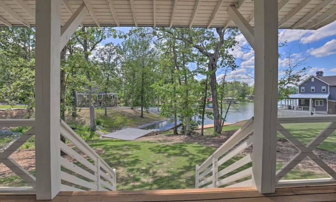 Dadeville House | Lakefront 5BR House w/Porch & Amazing View