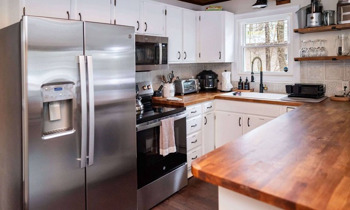Tobyhanna Ski Chalet | Lakefront Chalet - 3BR, Private Dock, Sleeps 10