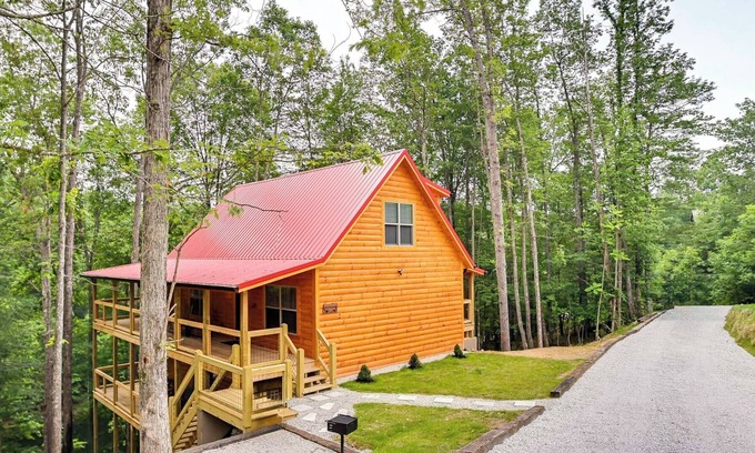 Primrose Cabin | Lakefront Cliffview Retreat w/ Hot Tub & Game Room