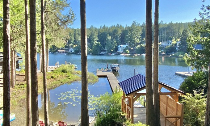 Shawnigan Lake Cottage | Lakefront Cottage Private & Peaceful