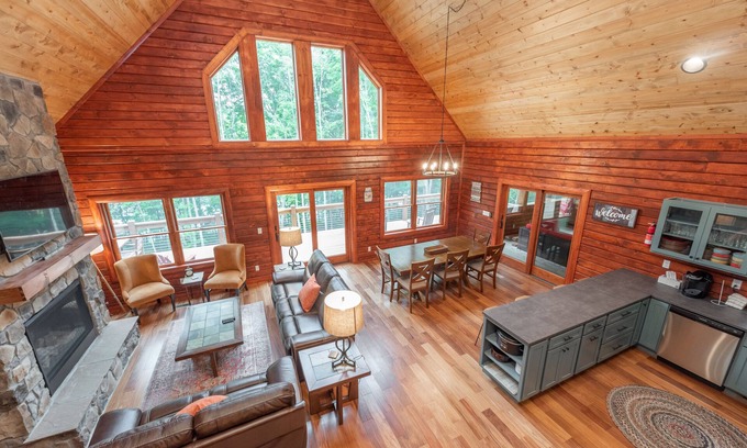 North Glade Hills House | Lakefront Dog Friendly Log Home w/Hot Tub