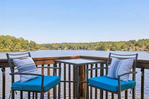 Snellville House | Lakefront Escape with Sauna Hot Tub BBQ & Games