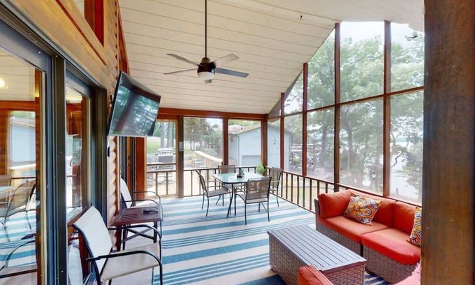 Cadiz Cabin | Lakefront Getaway Jacuzzi Dock & Fishing