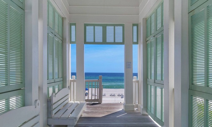 Sunnyside House | Lakefront Haven in Carillon Beach