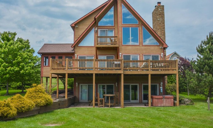 Waterfront Greens House | Lakefront home with lots of community amenities!