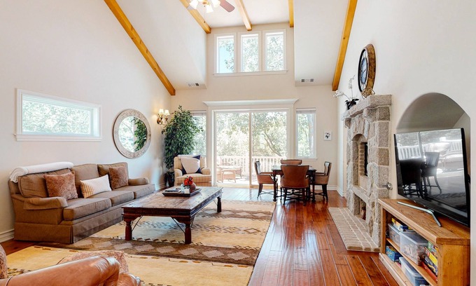 Lake Arrowhead House | Lakefront house & guesthouse with billiards room & chef's kitchen - dog-friendly