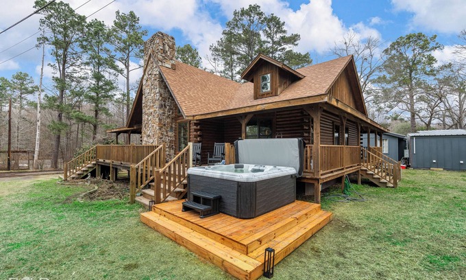 Shreveport House | Lakefront Lodge on Emerald Isle with Hot Tub, Kayaks & Canoes, Fishing Pier, Fire Pit & Grill