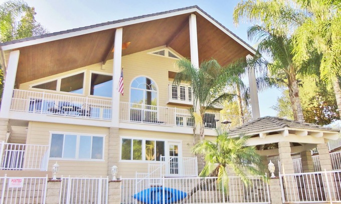 Canyon Lake House | Lakefront Lodge with an Amazing View