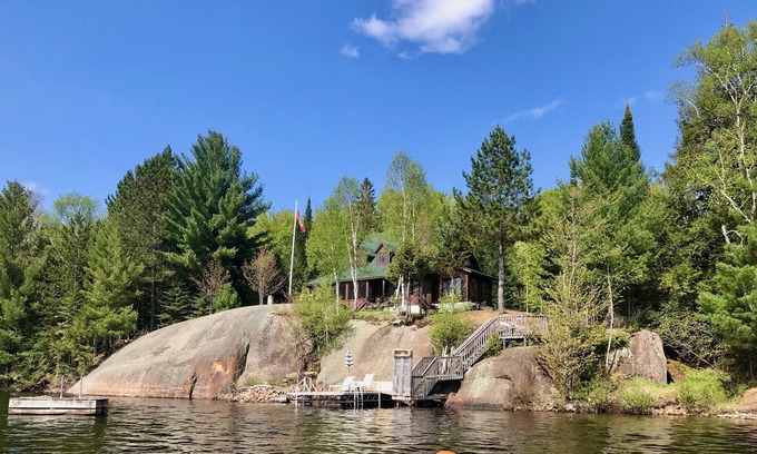 Lac-Tremblant-Nord Cottage | Lakefront property on Lac Tremblant Nord