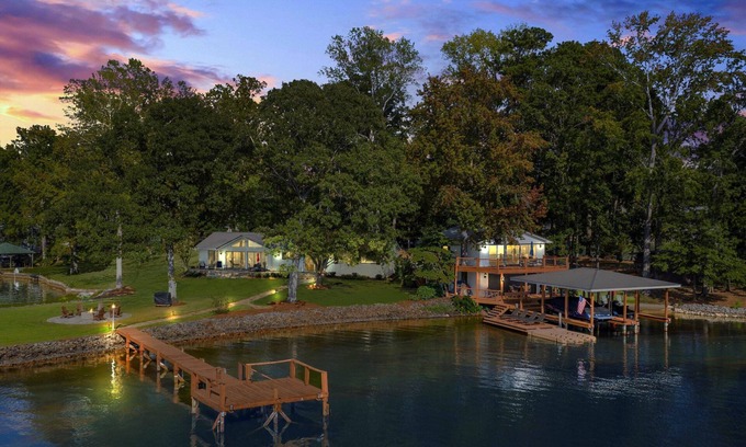 Dadeville House | Lakefront Retreat - Win Blu Point