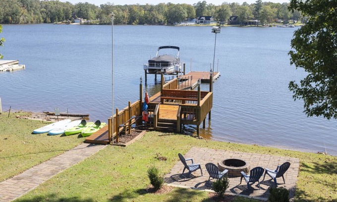 Prosperity House | Lakeside Getaway on Atlas