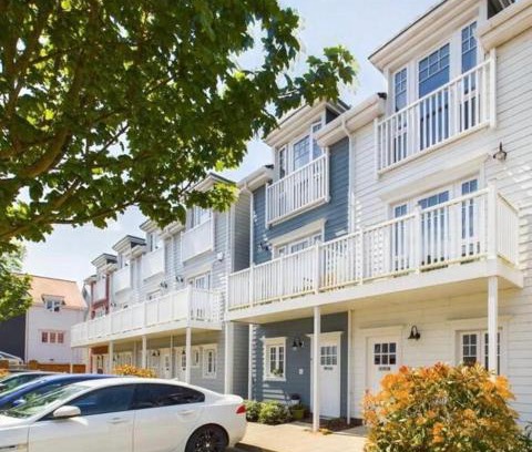 Reading Bed & Breakfast | Lakeside LUX bedroom with parking, M4 Jct 11, next to train station