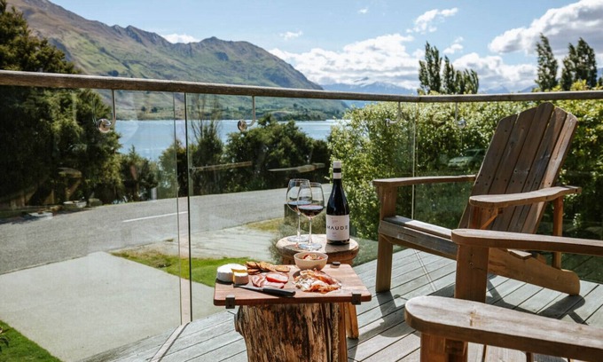 Wanaka House | Lakeside Road · Large vacation home beside Lake Wanaka.