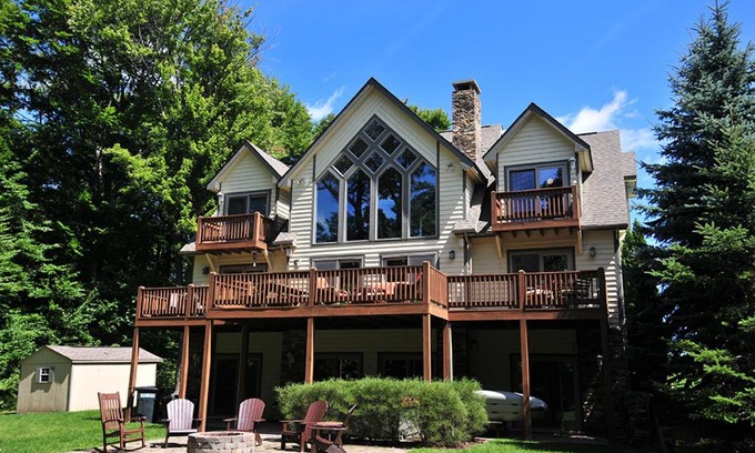 Waterfront Greens House | Lakeside Story