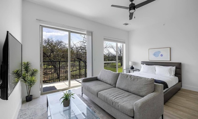 Denton Apartment | Landing | Chic Studio, Gym