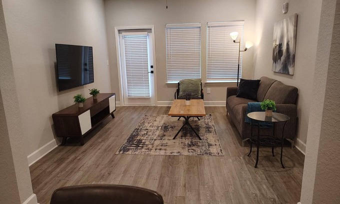 Newberry Apartment | Landing | Spectacular 2BD, Gym, Pool
