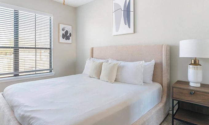 Briarforest Apartment | Landing | Stylish 1BD, Pool, Gym