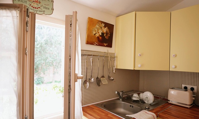 Montfavet Apartment | LaPetite Maison Abigail, Peaceful home in Avignon