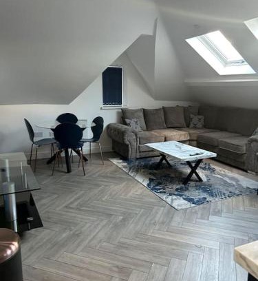 Roath Apartment | Large 4 bed, walking distance to centre - sleeps 8
