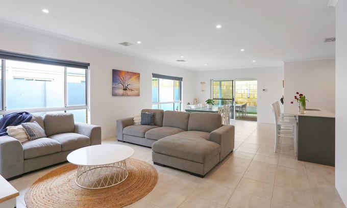 Falcon House | Large 4brm Family Home short walk to Avalon Beach