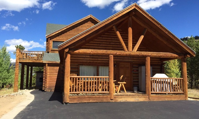 Silverthorne House | Large but Cozy Log House!