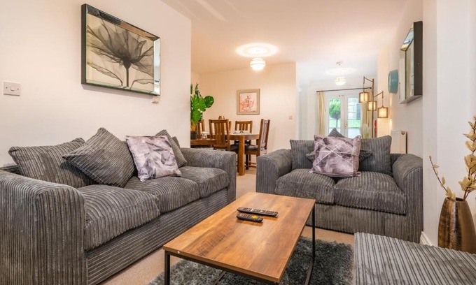 Knowle Sands Apartment | Large Contractor House & Private Parking by ComfyWorkers