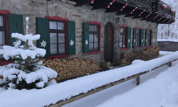 Kaprun Ski Chalet | Large cozy ski lodge located on the Kitzsteinhorn glacier