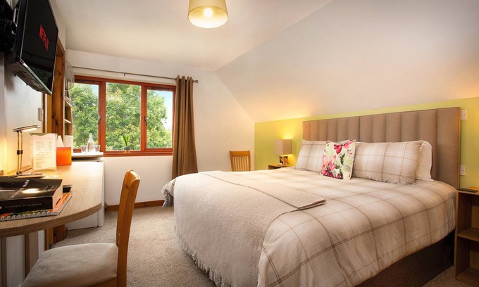 Alness Bed & Breakfast | Large En-suite bedroom with the option of a Super-King or Twin bed.