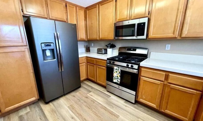 West Sacramento House | Large Family home, Garage, Yard w/BBQ, Long Stay