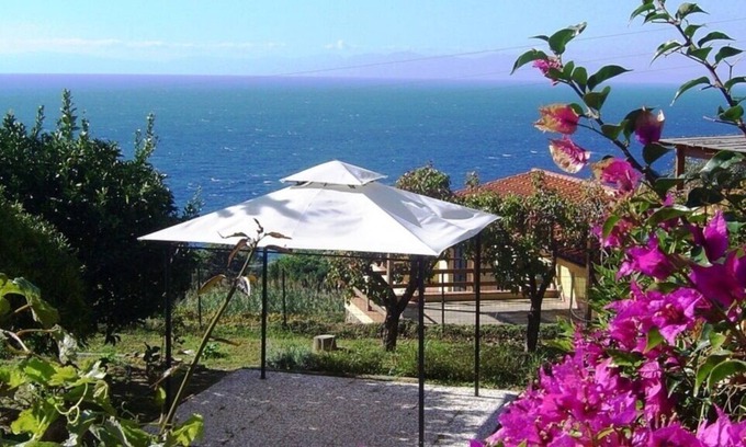 Patresi Apartment | Large garden overlooking the sea