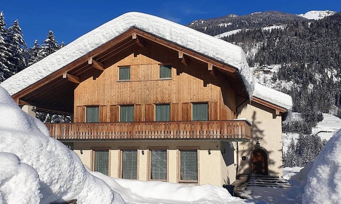 Rangersdorf House | Large group house with cosy bar and large garden