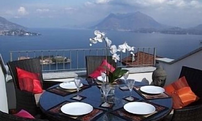 Someraro House | Large House with Rooftop Sun Terrace and Lake View