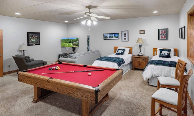 Whittier Condo | Large & Luxurious Condo in Smoky Mountain Country Club with Washer & Dryer!
