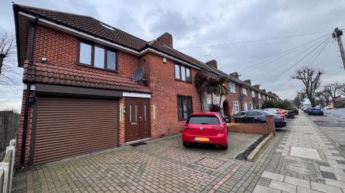 Mayesbrook House | Large Modern Home Near Barking Station With SuperFast 1gbps Wi-Fi & Free Parking