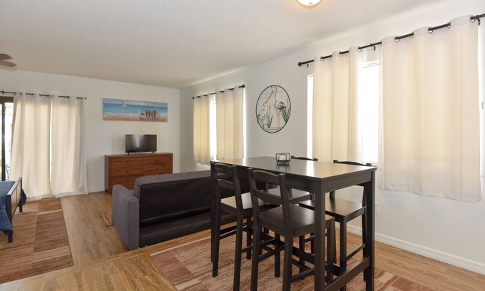 South Daytona House | Large Split Townhome w/ 2 kitchens! Perfect for couple's and blended families!