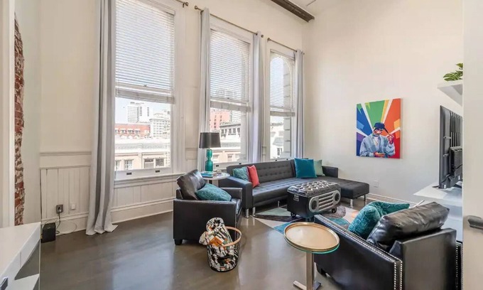 Marina District Apartment | Large Stylish Loft in Gaslamp, 5 Beds w/ 1 Parking