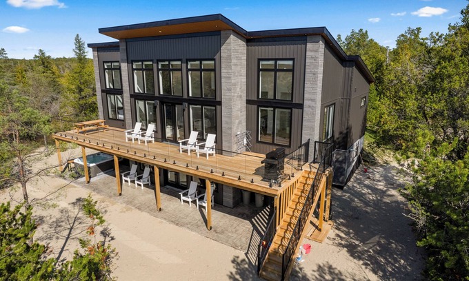 Northern Bruce Peninsula Cottage | Largest Luxury Private Beachfront in Tobermory with Hot tub!
