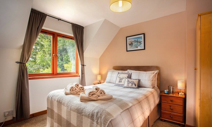 Alness House | Last-Minute | Double Room, Stream View + Parking